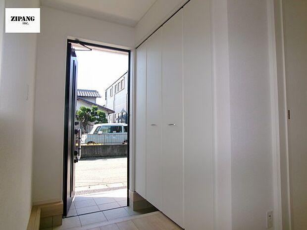 【玄関】【玄関】明るい玄関。大容量の収納スペースは大家族でもらくらく収納可能です。