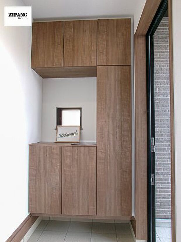 【玄関】【玄関】玄関に窓があるとお家全体が明るい印象を受けます。大容量の収納力で整理整頓もばっちりです。 