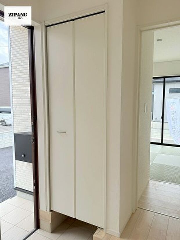 【玄関】【玄関】明るくすっきりした玄関が家族やお客さまを迎えてくれます。玄関タイルはお掃除しやすく清潔を保てます♪ 