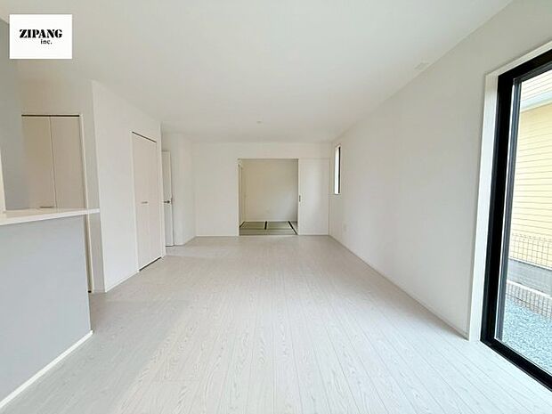 【居間・リビング】【リビング】キッチンと一体になったリビングはひろびろとしたくつろぎ空間を実現しています。 