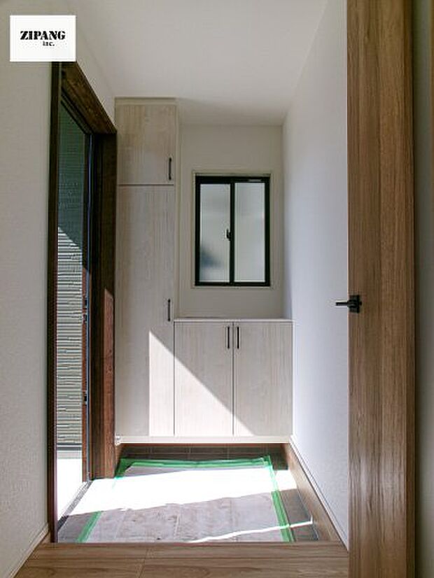 【玄関】【玄関】玄関に窓があるとお家全体が明るい印象を受けます。大容量の収納力で整理整頓もばっちりです。