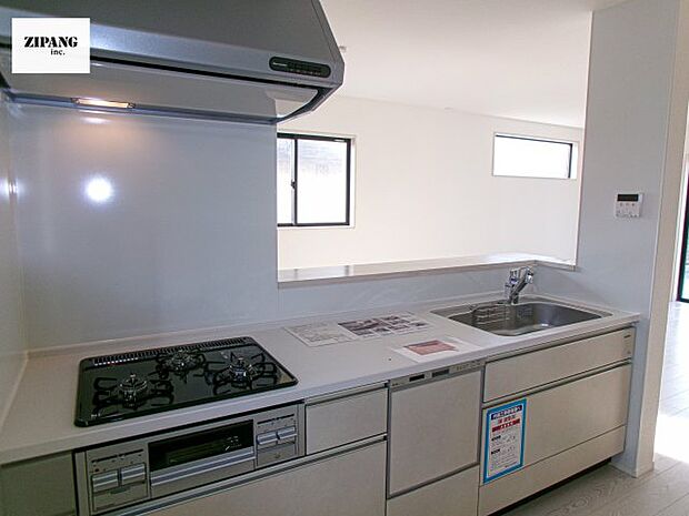 【キッチン】【キッチン】お子さまや家族と距離感近く料理が可能な対面式のシステムキッチンです。3口コンロのキッチンでお料理のレパートリーが増えそうです♪ 