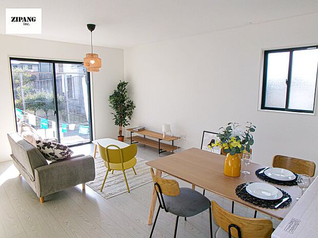 【居間・リビング】【リビング】キッチンと一体になったリビングはひろびろとしたくつろぎ空間を実現しています。 モデル家具設置中！家具配置の参考になります♪ 