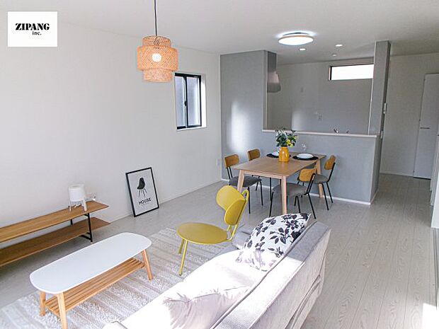 【居間・リビング】【リビング】キッチンと一体になったリビングはひろびろとしたくつろぎ空間を実現しています。 モデル家具設置中！家具配置の参考になります♪ 