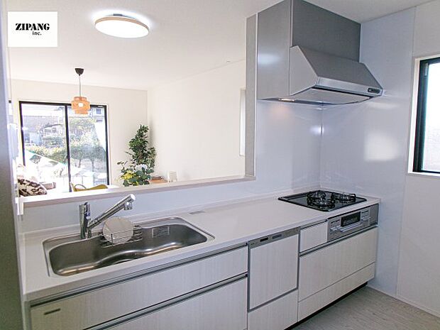 【キッチン】【キッチン】お子さまや家族と距離感近く料理が可能な対面式のシステムキッチンです。3口コンロのキッチンでお料理のレパートリーが増えそうです♪ 