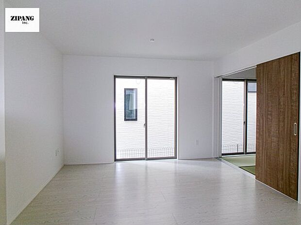 【居間・リビング】【リビング】キッチンと一体になったリビングはひろびろとしたくつろぎ空間を実現しています。 