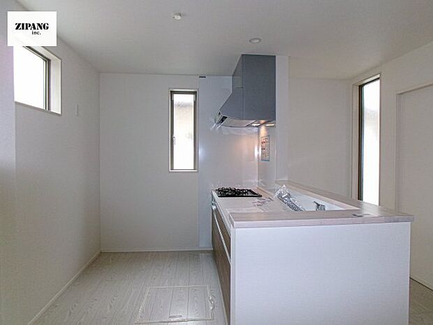 【キッチン】【キッチン】お子さまや家族と距離感近く料理が可能な対面式のシステムキッチンです。3口コンロのキッチンでお料理のレパートリーが増えそうです♪ 