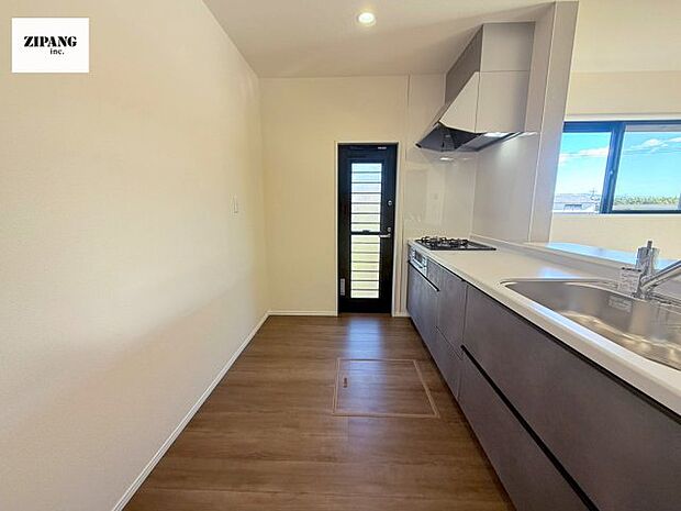 【キッチン】【キッチン】お子さまや家族と距離感近く料理が可能な対面式のシステムキッチンです。3口コンロのキッチンでお料理のレパートリーが増えそうです♪ 