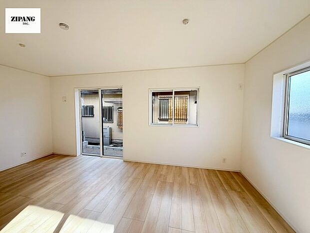 【居間・リビング】【リビング】キッチンと一体になったリビングはひろびろとしたくつろぎ空間を実現しています。 