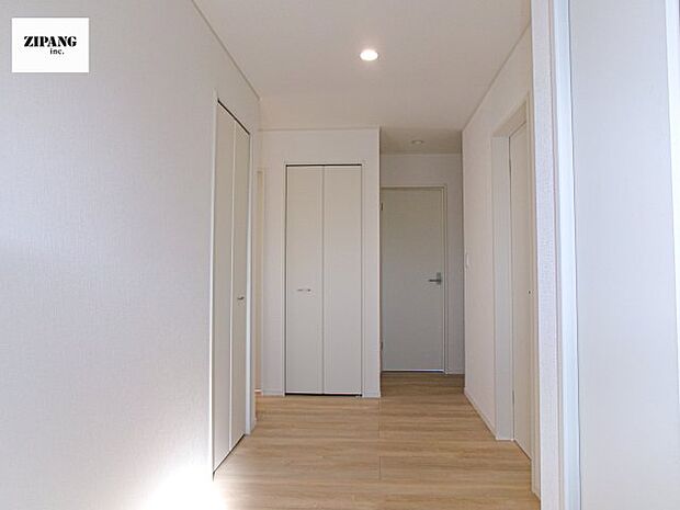 【玄関】【玄関】明るくすっきりした玄関が家族やお客さまを迎えてくれます。玄関タイルはお掃除しやすく清潔を保てます♪ 