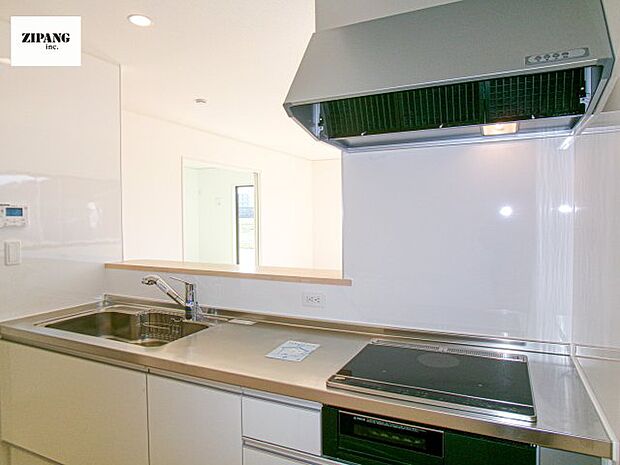 【キッチン】【キッチン】お子さまや家族と距離感近く料理が可能な対面式のシステムキッチンです。IHの3つ口コンロでお料理のレパートリーが増えそうです。 