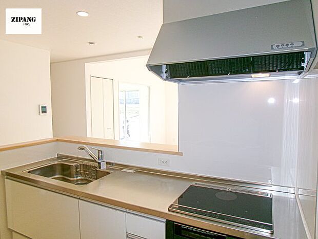 【キッチン】【キッチン】お子さまや家族と距離感近く料理が可能な対面式のシステムキッチンです。IHの3つ口コンロでお料理のレパートリーが増えそうです。 