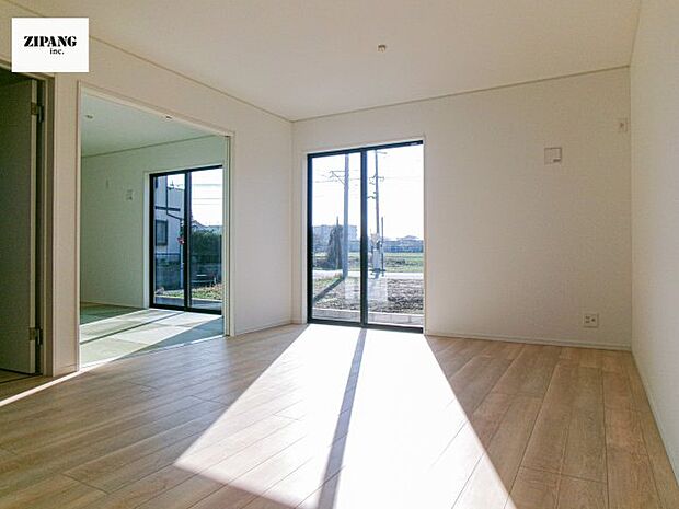 【居間・リビング】【リビング】キッチンと一体になったリビングはひろびろとしたくつろぎ空間を実現しています。 