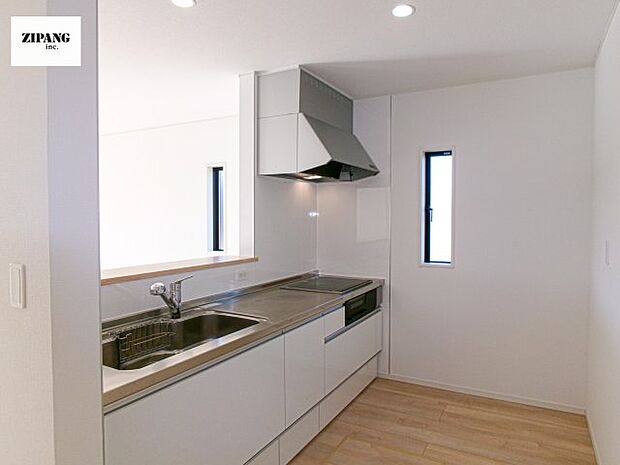 【キッチン】【キッチン】お子さまや家族と距離感近く料理が可能な対面式のシステムキッチンです。IHの3つ口コンロでお料理のレパートリーが増えそうです。 