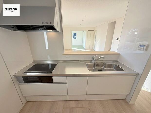 【キッチン】【キッチン】お子さまや家族と距離感近く料理が可能な対面式のシステムキッチンです。IHの3つ口コンロでお料理のレパートリーが増えそうです。