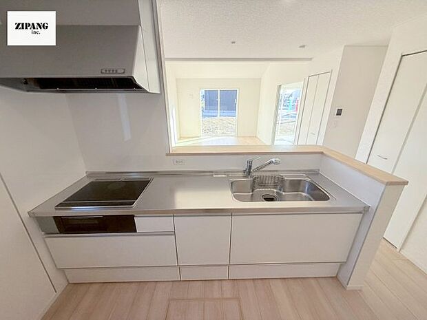 【キッチン】【キッチン】お子さまや家族と距離感近く料理が可能な対面式のシステムキッチンです。IHの3つ口コンロでお料理のレパートリーが増えそうです。