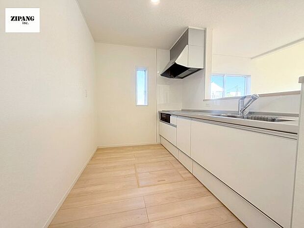 【キッチン】【キッチン】お子さまや家族と距離感近く料理が可能な対面式のシステムキッチンです。IHの3つ口コンロでお料理のレパートリーが増えそうです。