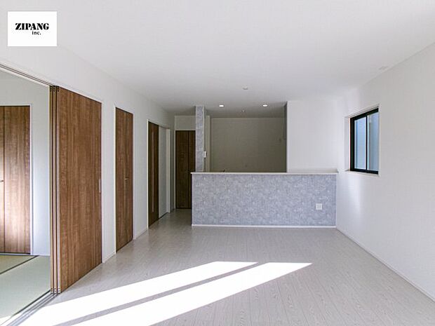 【居間・リビング】【リビング】キッチンと一体になったリビングはひろびろとしたくつろぎ空間を実現しています。 