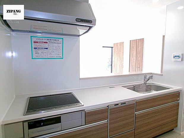 【キッチン】【キッチン】お子さまや家族と距離感近く料理が可能な対面式のシステムキッチンです。IHの3つ口コンロでお料理のレパートリーが増えそうです。 