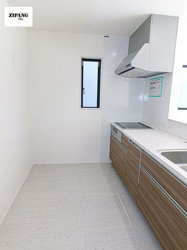 【キッチン】【キッチン】お子さまや家族と距離感近く料理が可能な対面式のシステムキッチンです。IHの3つ口コンロでお料理のレパートリーが増えそうです。 