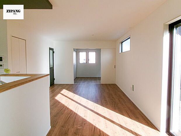 【居間・リビング】【リビング】キッチンと一体になったリビングはひろびろとしたくつろぎ空間を実現しています。 