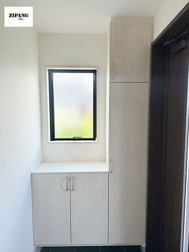 【玄関】【玄関】玄関に窓があるとお家全体が明るい印象を受けます。大容量の収納力で整理整頓もばっちりです。