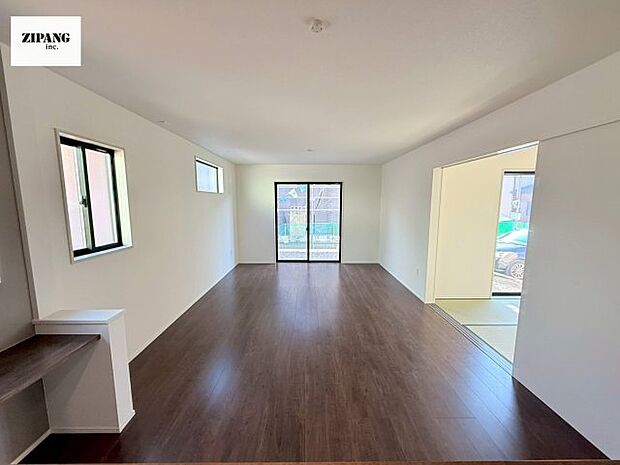 【居間・リビング】【リビング】キッチンと一体になったリビングはひろびろとしたくつろぎ空間を実現しています。