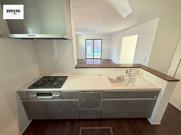 【キッチン】【キッチン】お子さまや家族と距離感近く料理が可能な対面式のシステムキッチンです。IHの3つ口コンロでお料理のレパートリーが増えそうです。