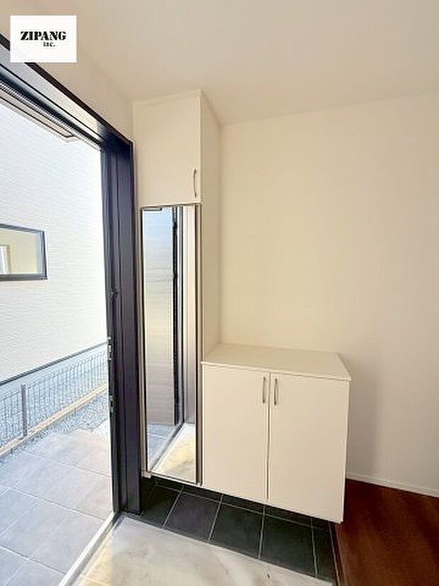 【玄関】【玄関】すっきり清潔感のある収納です。収納扉はミラー付きなのでお出かけ前に便利です。