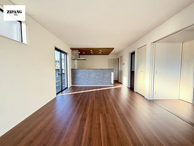 【居間・リビング】【リビング】キッチンと一体になったリビングはひろびろとしたくつろぎ空間を実現しています。