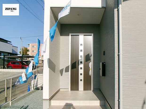 【玄関】【断熱玄関ドア】断熱性能にとって開口部の玄関はとても大事です。玄関先にはポスト、テレビカメラ付きのインターホンがあります。 