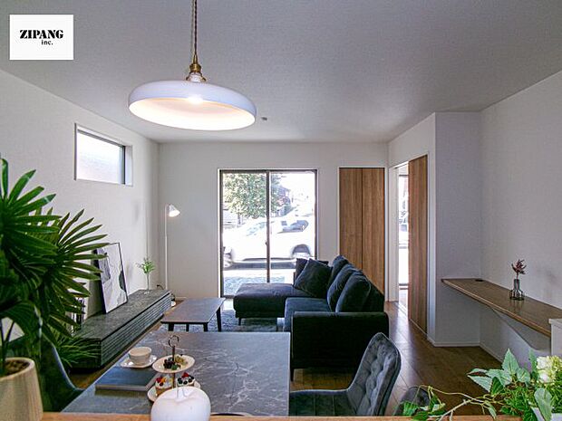 【居間・リビング】【リビング】キッチンと一体になったリビングはひろびろとしたくつろぎ空間を実現しています。 モデル家具設置中!家具配置の参考になります♪