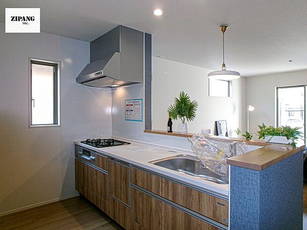 【キッチン】【キッチン】お子さまや家族と距離感近く料理が可能な対面式のシステムキッチンです。3口コンロのキッチンでお料理のレパートリーが増えそうです♪