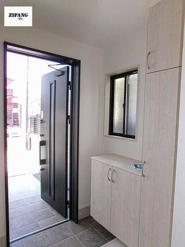 【玄関】【玄関】玄関に窓があるとお家全体が明るい印象を受けます。玄関タイルはお掃除しやすく清潔を保てます♪