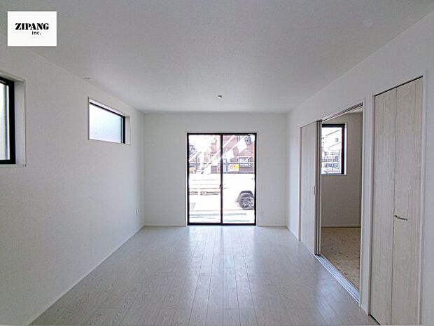 【居間・リビング】【リビング】キッチンと一体になったリビングはひろびろとしたくつろぎ空間を実現しています。