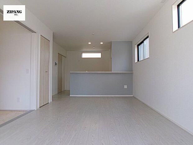 【居間・リビング】【リビング】キッチンと一体になったリビングはひろびろとしたくつろぎ空間を実現しています。