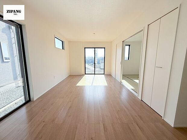 【居間・リビング】【リビング】キッチンと一体になったリビングはひろびろとしたくつろぎ空間を実現しています。