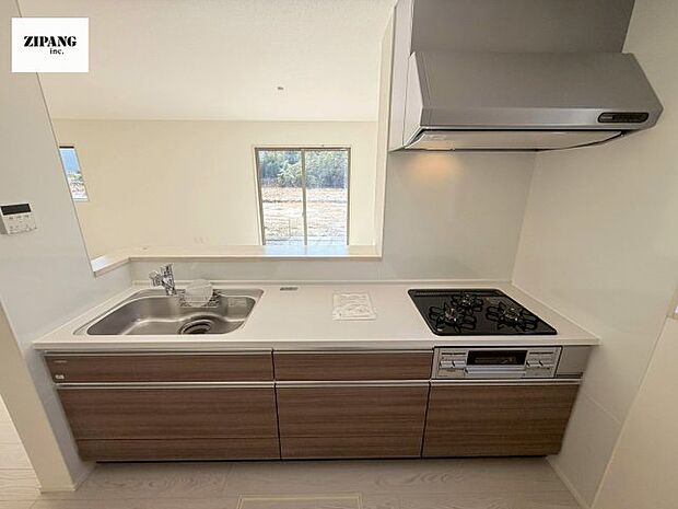 【キッチン】【キッチン】お子さまや家族と距離感近く料理が可能な対面式のシステムキッチンです。3口コンロのキッチンでお料理のレパートリーが増えそうです♪