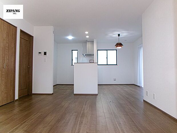 【居間・リビング】【リビング】キッチンと一体になったリビングはひろびろとしたくつろぎ空間を実現しています。 