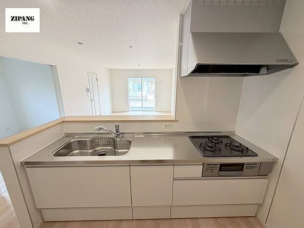 【キッチン】【キッチン】お子さまや家族と距離感近く料理が可能な対面式のシステムキッチンです。3口コンロのキッチンでお料理のレパートリーが増えそうです♪ 