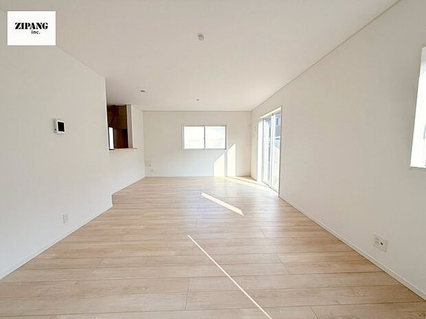 【居間・リビング】【リビング】キッチンと一体になったリビングはひろびろとしたくつろぎ空間を実現しています。