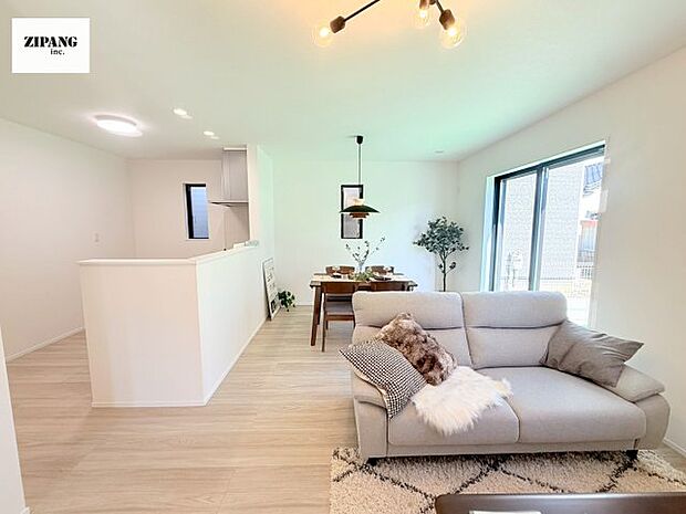 【居間・リビング】【リビング】キッチンと一体になったリビングはひろびろとしたくつろぎ空間を実現しています。 モデル家具設置中!家具配置の参考になります♪