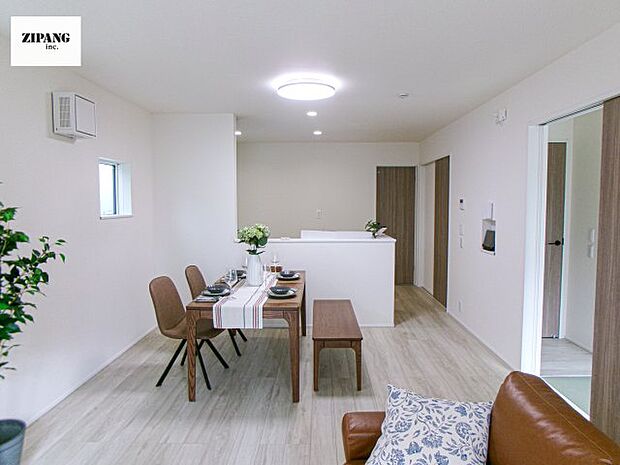 【居間・リビング】【リビング】キッチンと一体になったリビングはひろびろとしたくつろぎ空間を実現しています。 モデル家具設置中！家具配置の参考になります♪ 