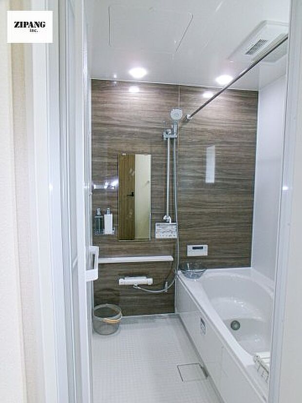 【風呂】【浴室】1坪タイプのお風呂。浴室暖房換気乾燥機付きで、雨の日の洗濯や冬の入浴を快適に過ごせます。 