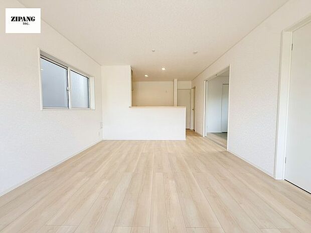 【居間・リビング】【リビング】キッチンと一体になったリビングはひろびろとしたくつろぎ空間を実現しています。