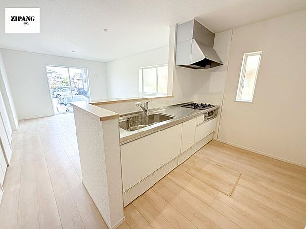 【キッチン】【キッチン】お子さまや家族と距離感近く料理が可能な対面式のシステムキッチンです。3口コンロのキッチンでお料理のレパートリーが増えそうです♪