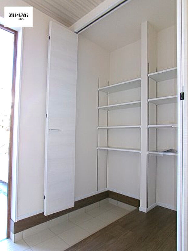 【玄関】【玄関】大容量の収納スペースは大家族でもらくらく収納可能です。 