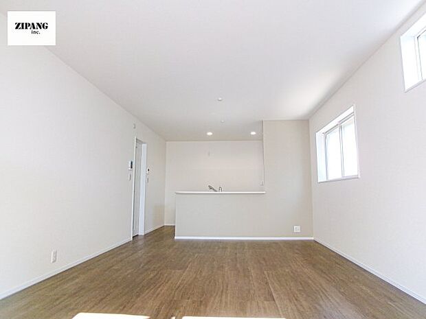 【居間・リビング】【リビング】キッチンと一体になったリビングはひろびろとしたくつろぎ空間を実現しています。 