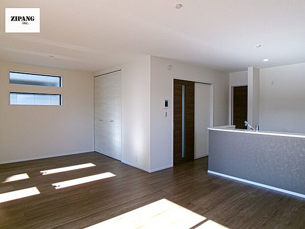 【居間・リビング】【リビング】キッチンと一体になったリビングはひろびろとしたくつろぎ空間を実現しています。 