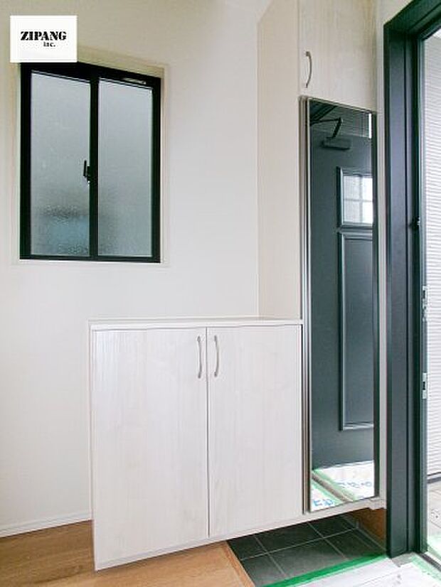 【玄関】【玄関】玄関に窓があるとお家全体が明るい印象を受けます。収納扉はミラー付きですのでお出かけ前に便利です。